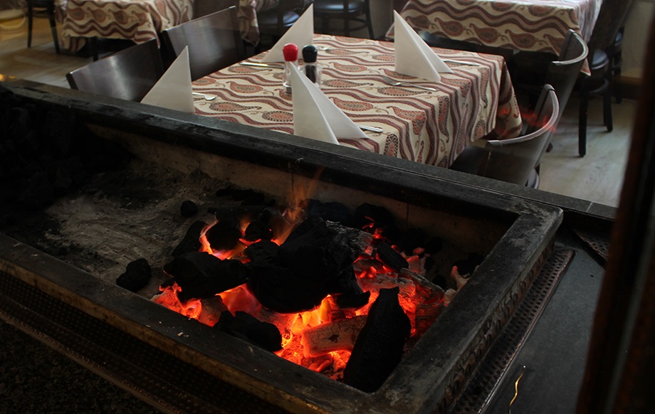 Bild des Holzkohlegrill im Restaurant Közüm in Ahlen